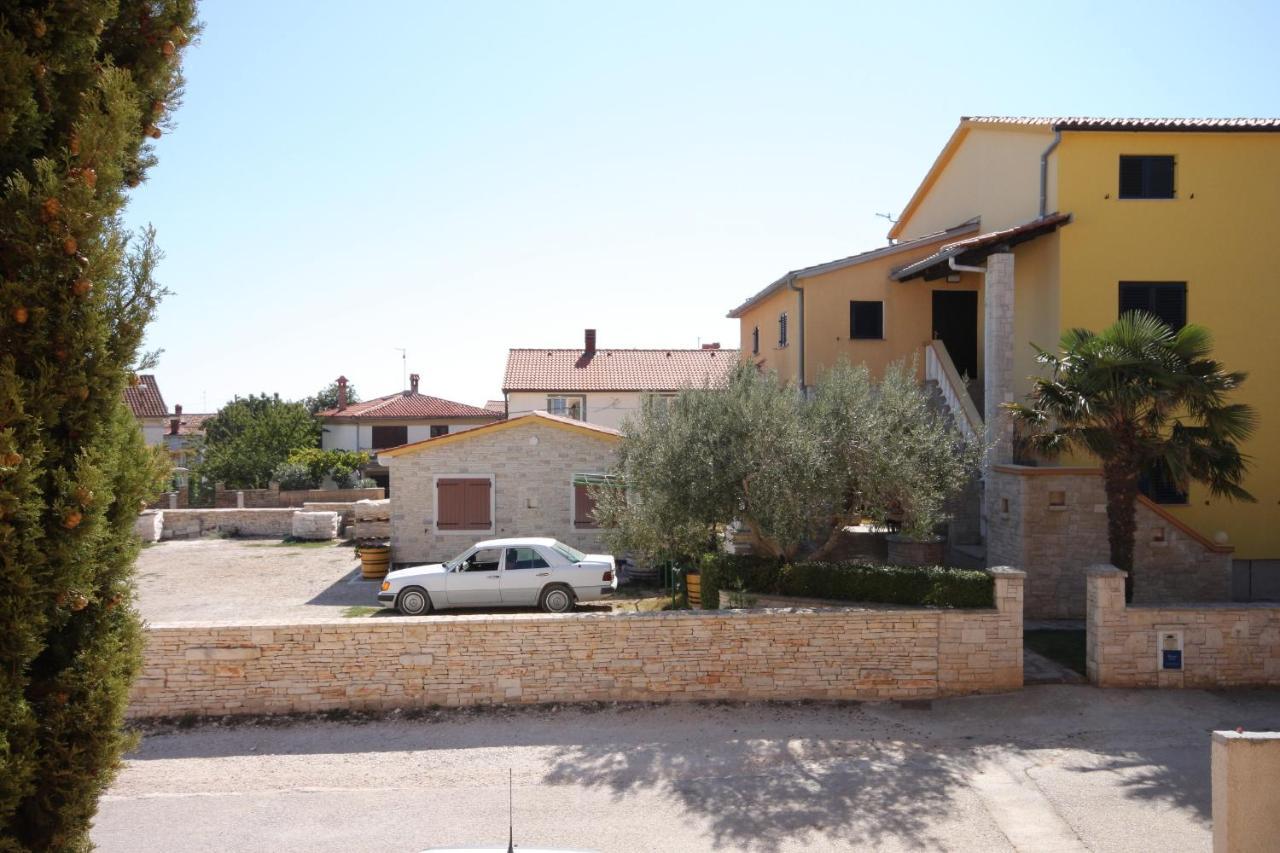 Apartments With A Parking Space Medulin - 7208 Exterior photo